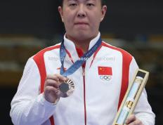 半岛体育-选手突破自我极限，登上领奖台