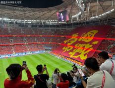 半岛体育-球员状态逐渐提高，足球比赛赛场聚焦