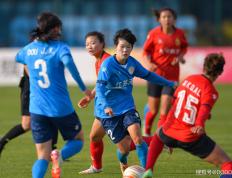 半岛体育-中国女足备战严谨，队员训练纪律严格有序