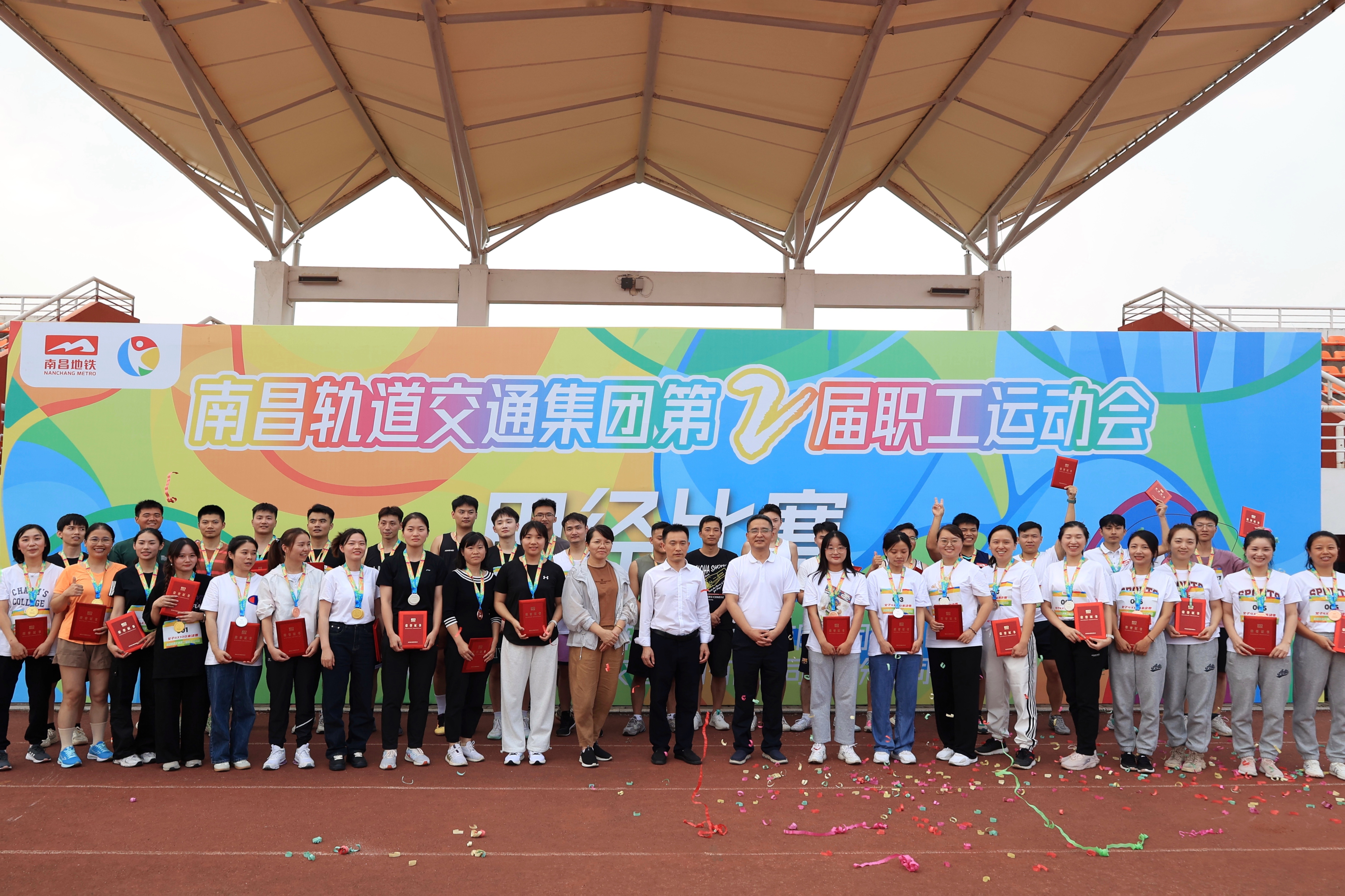 半岛体育-田径赛事女团展现实力，团结拼搏
