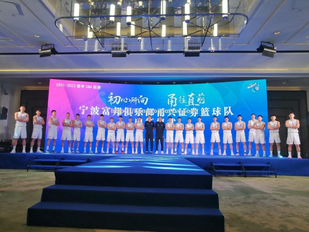 半岛体育-球队签下篮球教练新人，备战新赛季