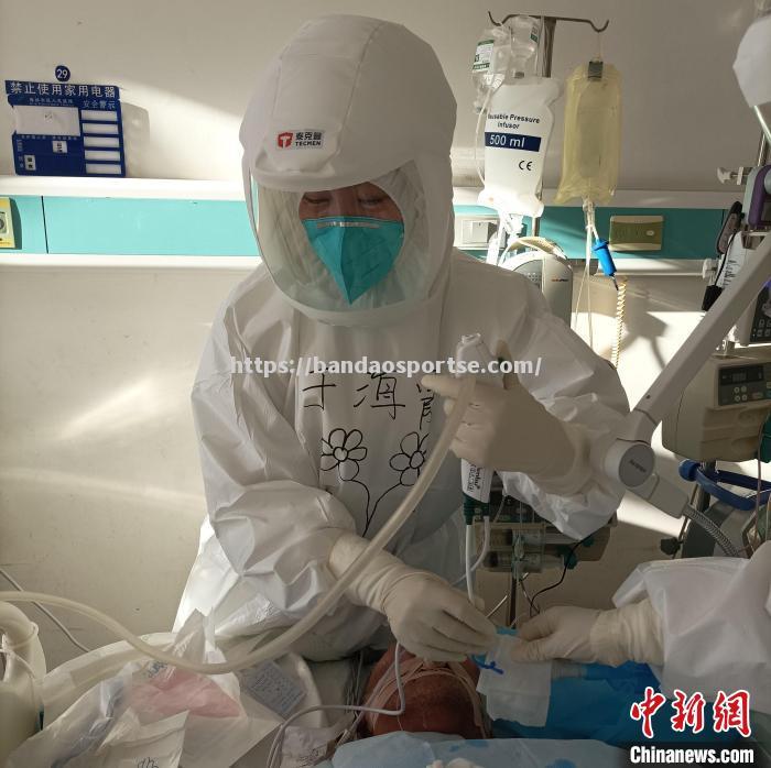 半岛体育-小贝肺部感染住院，德甲球迷为其祈福