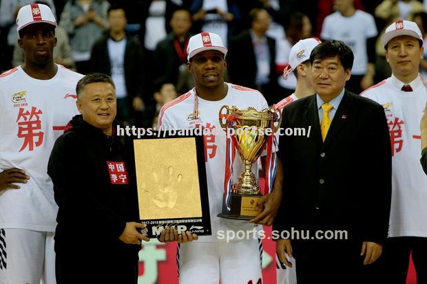 半岛体育-篮坛巨星争夺赛季MVP称号