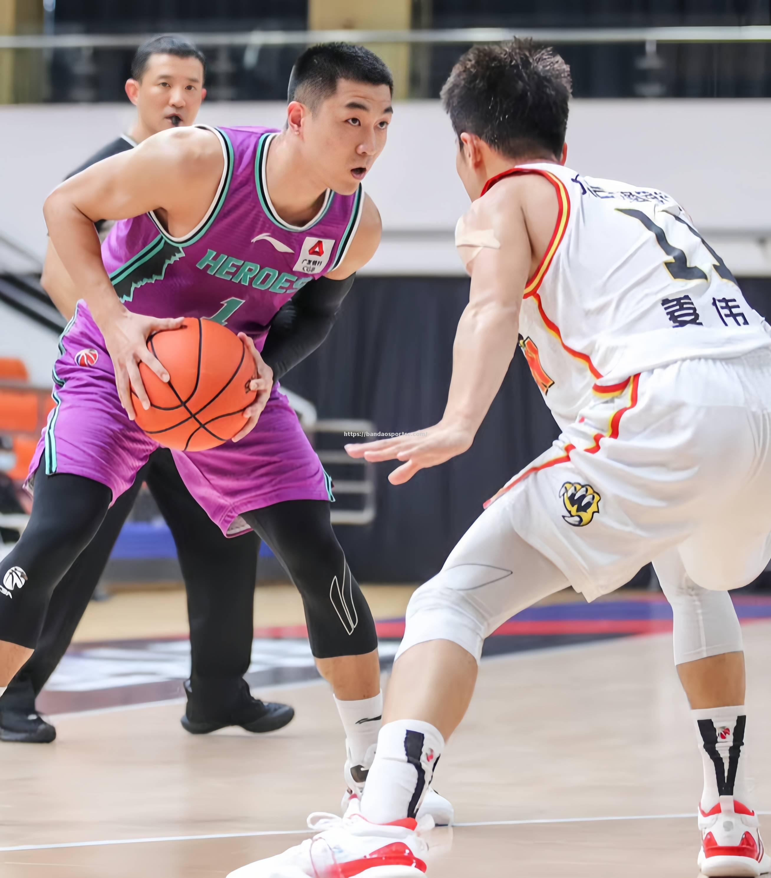 半岛体育-内线强手对决！新疆队与福建队争夺球场主导权