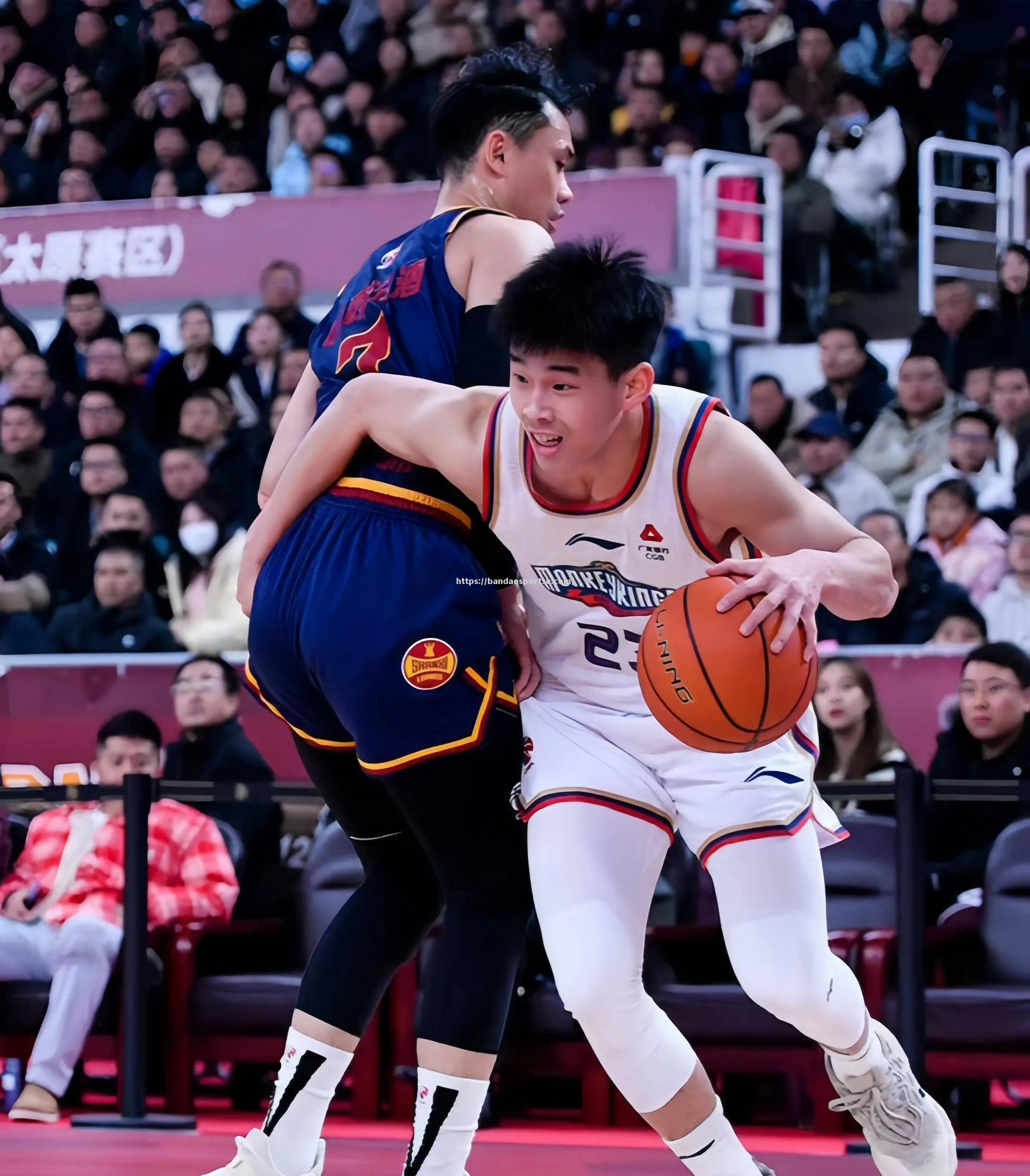 半岛体育-内线强手对决！新疆队与福建队争夺球场主导权