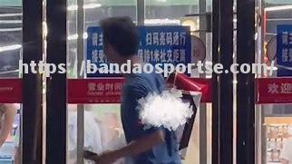 半岛体育-格列洛纳德斯队员被解雇，因为在赛场发生打斗